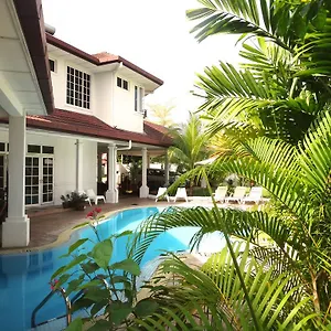 Rumah Putih Near Klia Frühstückspension